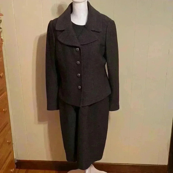 Dresses & Skirts - Woman’s Gray 2 Piece Sheath Style Dress Suit Unbranded in Size 10-12.